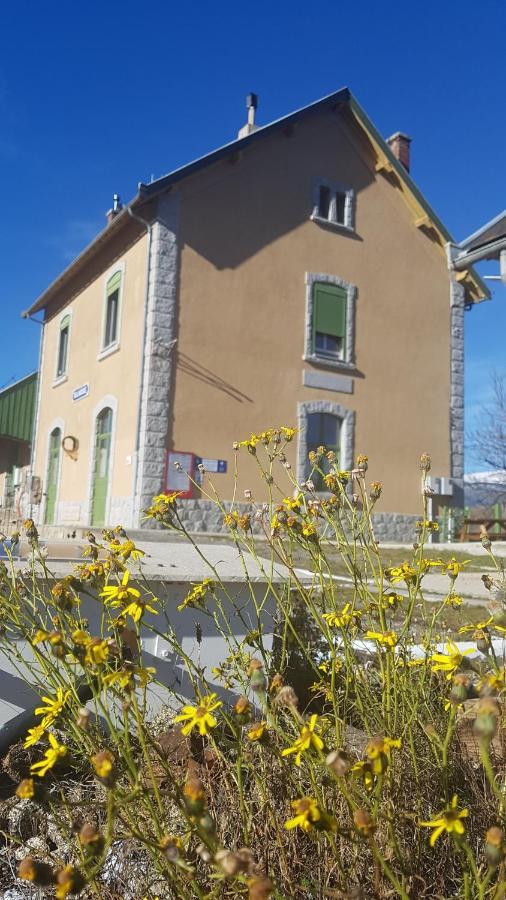 Loft Mansarde Du Train Jaune Avec Vue Sur Les Montagnes Saillagouse Exterior photo