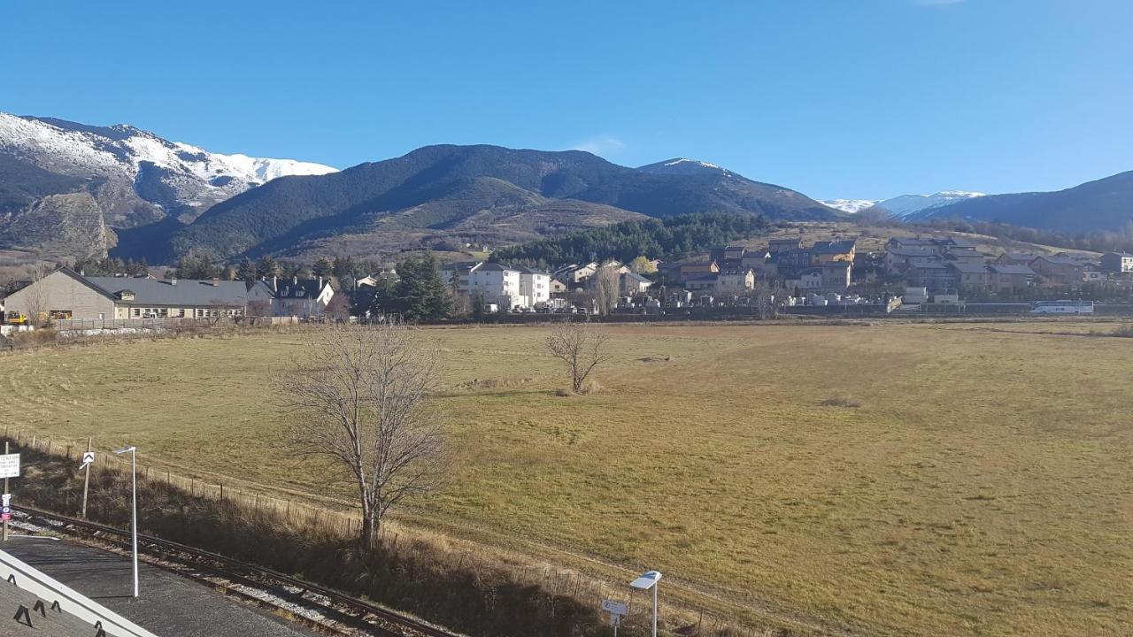 Loft Mansarde Du Train Jaune Avec Vue Sur Les Montagnes Saillagouse Exterior photo